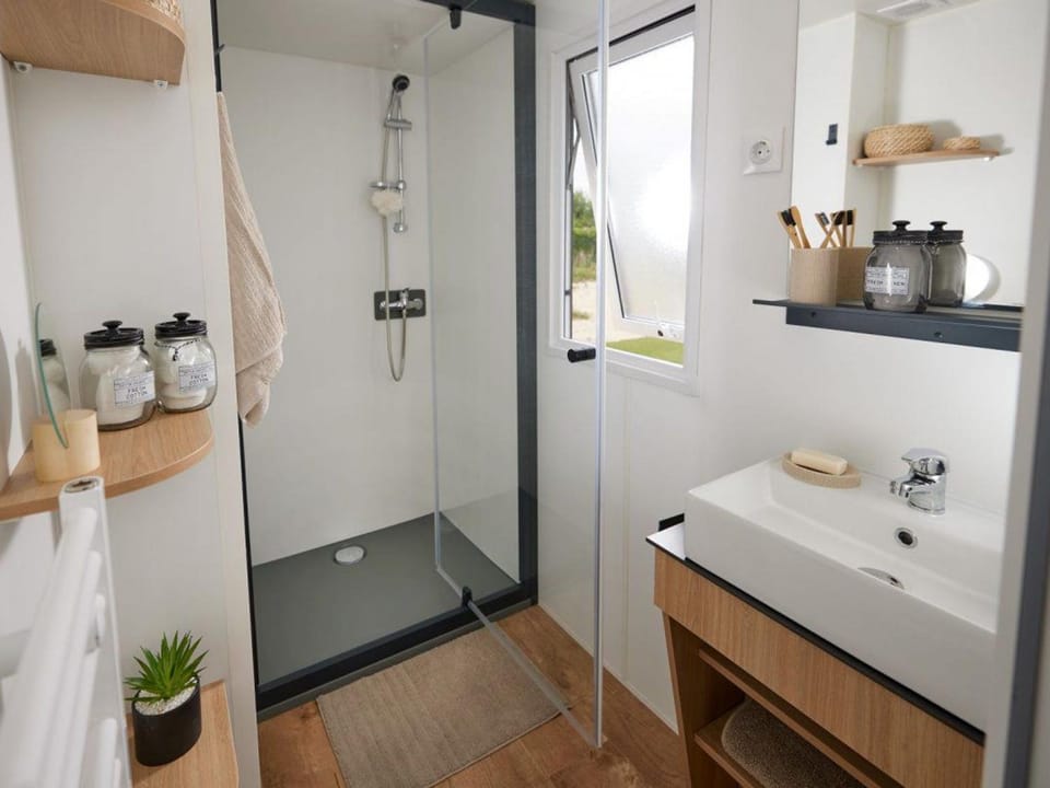 Mobil-home accueillant, animaux acceptés - 7 pers. - API-1-52-2597 Campground/ 
RV Resort in Brittany