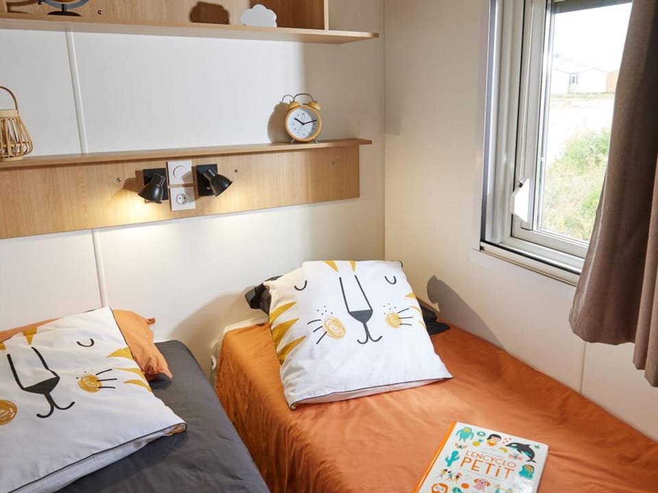 Mobil-home accueillant, animaux acceptés - 7 pers. - API-1-52-2597 Campground/ 
RV Resort in Brittany