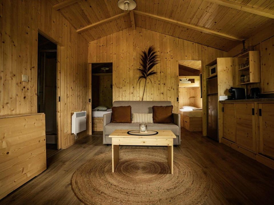 Cabane accueillante, animaux OK - 5 pers. - API-1-52-2583 Campground/ 
RV Resort in Nouvelle-Aquitaine