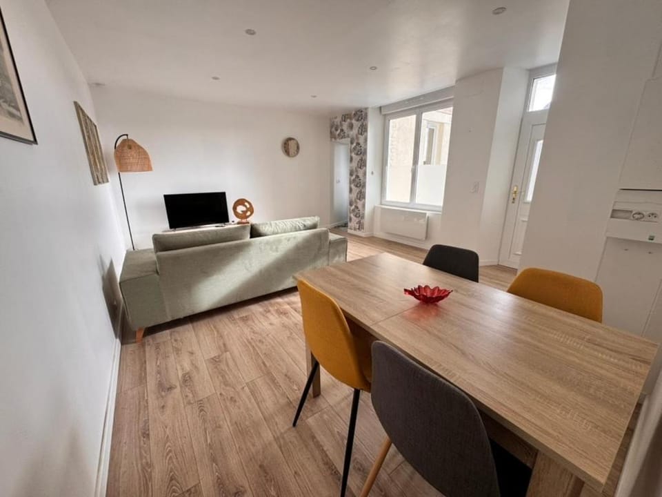 Charmant Appartement 2 pièces avec Terrasse, local vélo Apartment in Pays de la Loire