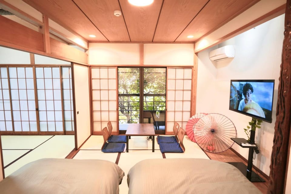 Bed, TV and multimedia, air conditioner