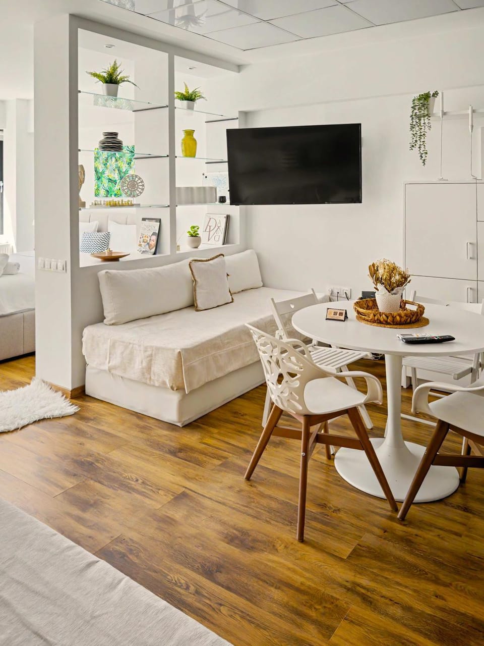 TV and multimedia, Seating area, Dining area