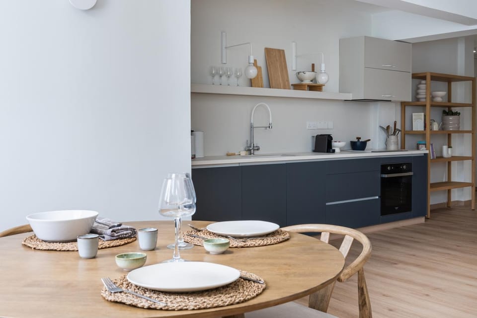 Coffee/tea facilities, Kitchen or kitchenette, Dining area, stove