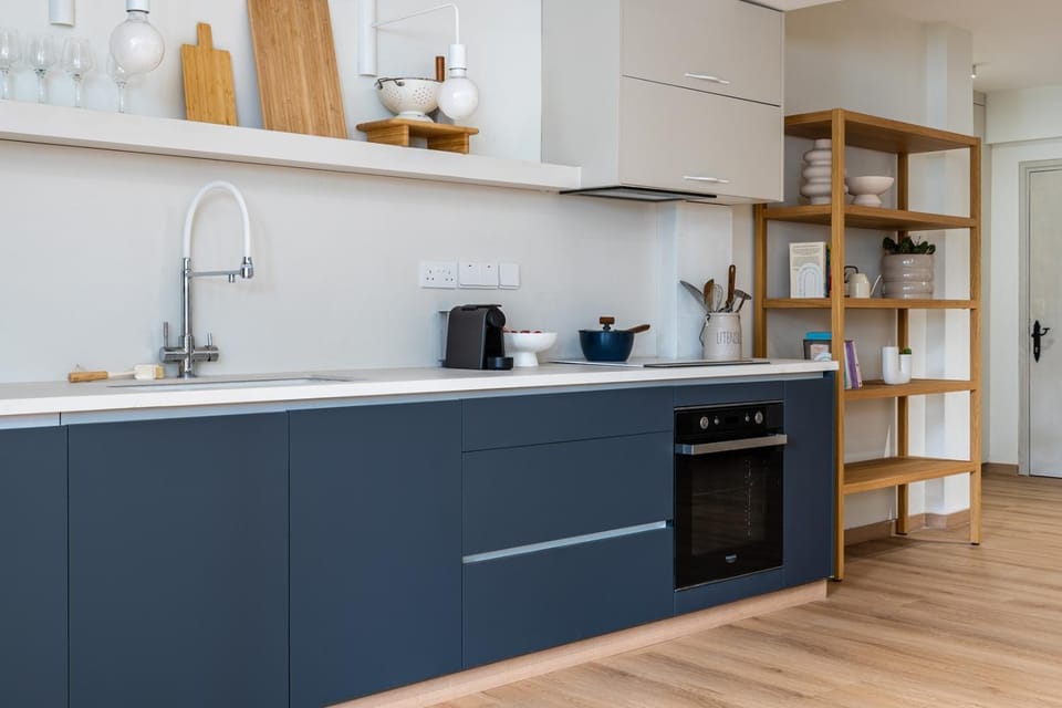 Kitchen or kitchenette, dishwasher, stove