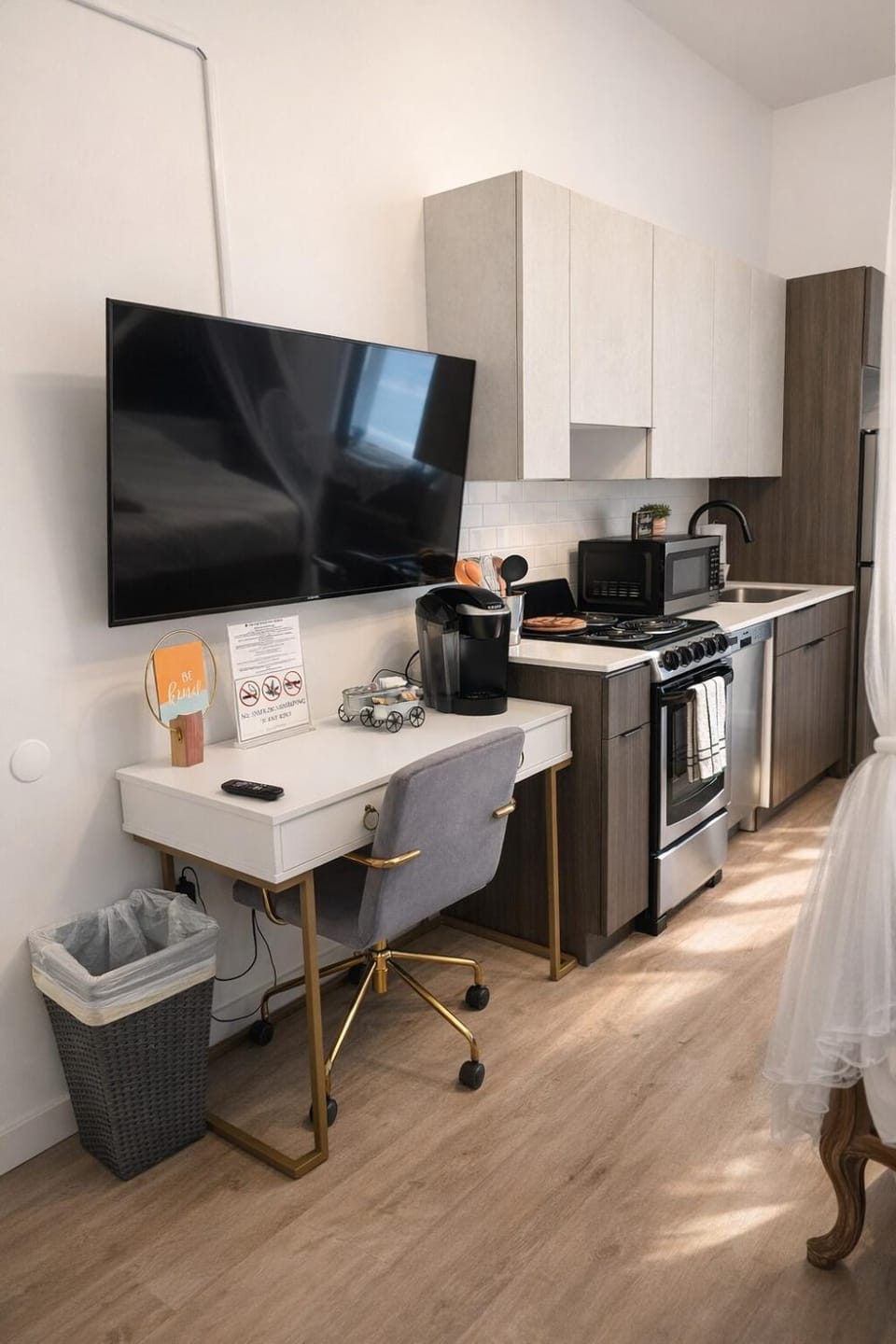 Cozy Studio Downtown Detroit Apartment in Windsor