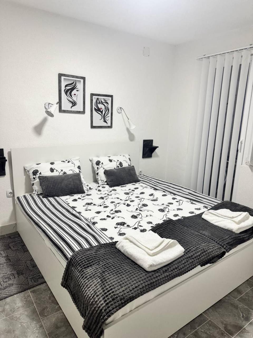 Bed, Bedroom, towels