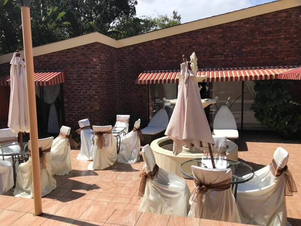 Restaurant/places to eat, Balcony/Terrace