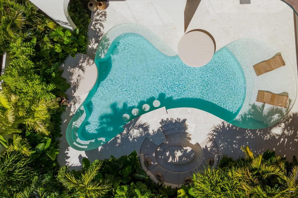 Seminyak 6BR Tropical villa with Huge curvy Pool Villa in North Kuta