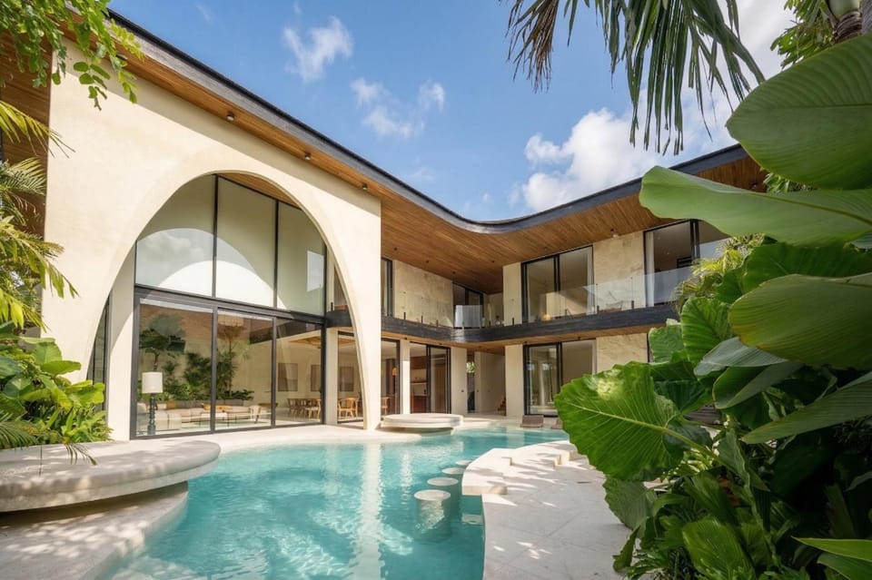 Seminyak 6BR Tropical villa with Huge curvy Pool Villa in North Kuta