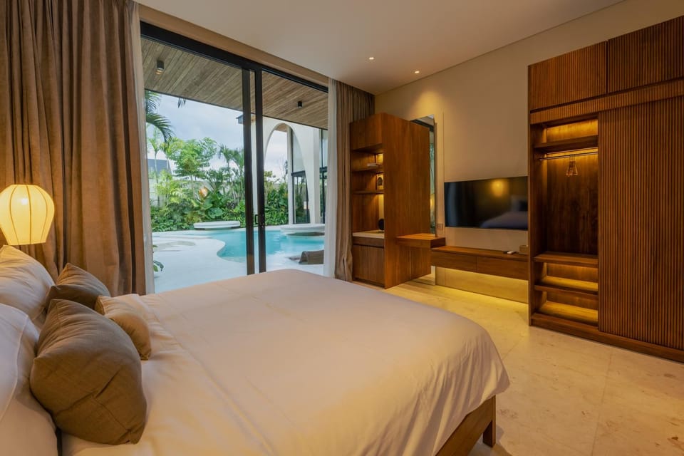 Seminyak 6BR Tropical villa with Huge curvy Pool Villa in North Kuta
