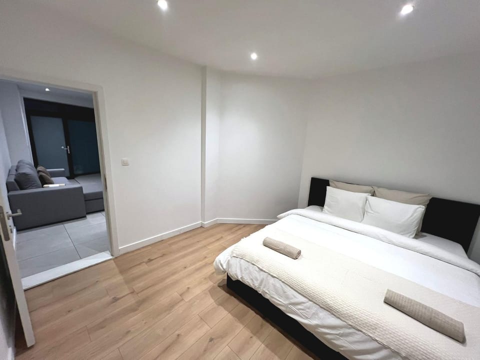 Property building, Bed, Bedroom, wardrobe