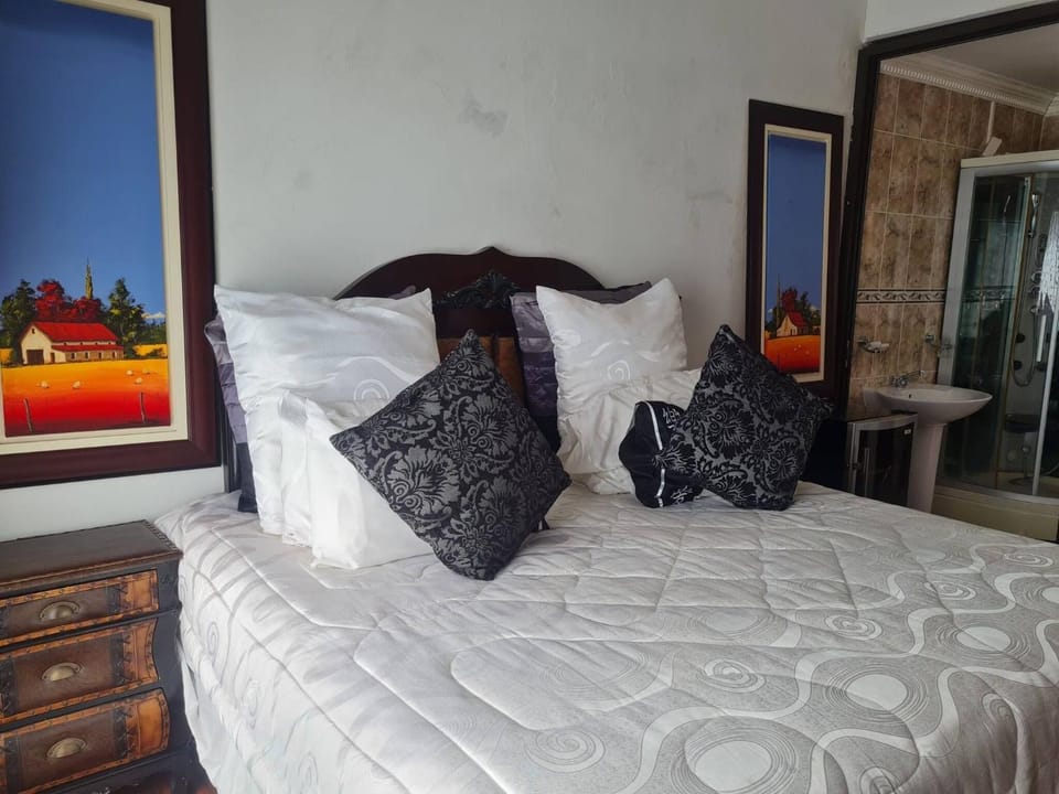 Luxurious 9-Bedroom House Rental with Private Entrances Bed and Breakfast in Eastern Cape