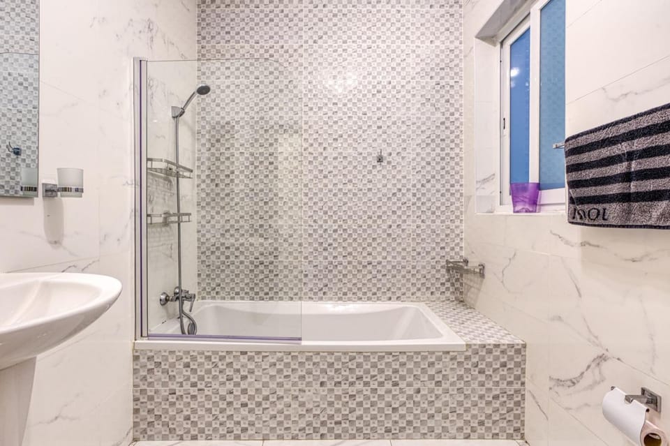 Stylish 3BR St Julians Apt Walk to Everything Apartment in Saint Julians
