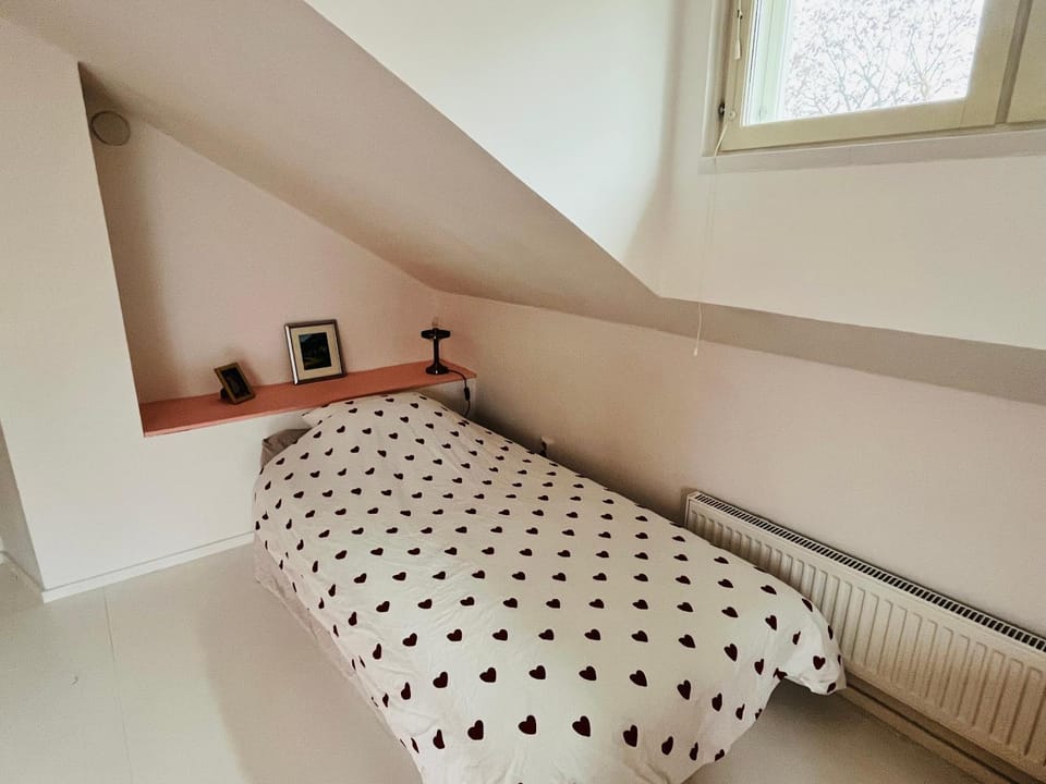 Bed, Bedroom, Garden view