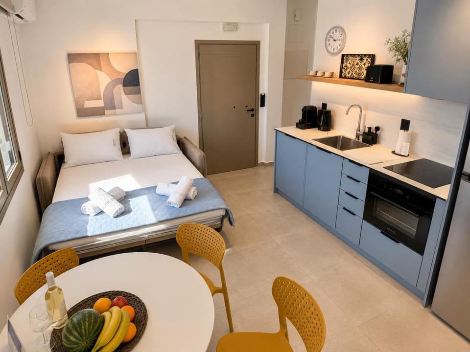 Coffee/tea facilities, Kitchen or kitchenette, Living room, Photo of the whole room, Seating area, Dining area, Bedroom, oven, stove, toaster