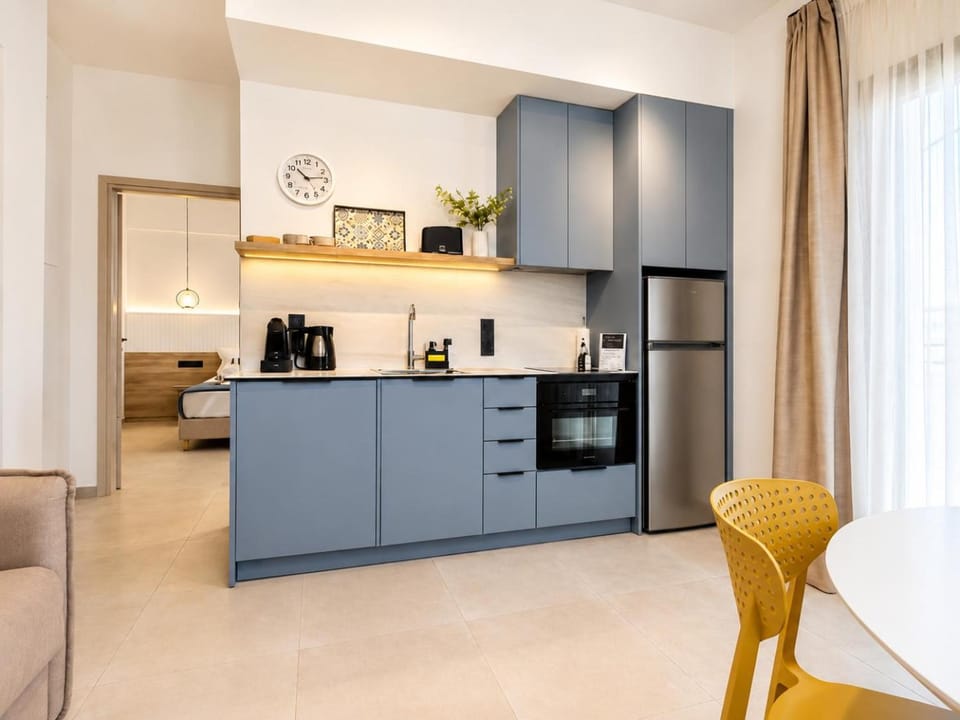 Coffee/tea facilities, Kitchen or kitchenette, Dining area, oven, stove, toaster