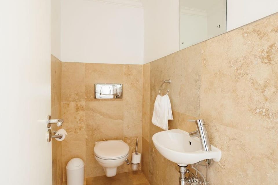 Toilet, towels