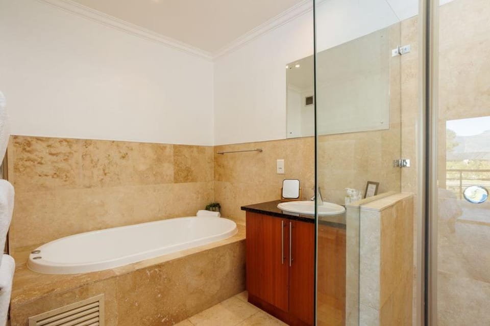 Shower, Toilet, Bathroom, Bath, towels