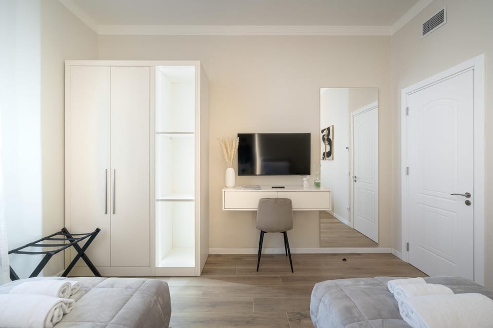Bed, TV and multimedia, Photo of the whole room, Seating area, Bedroom