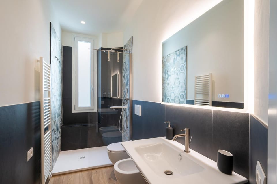 Shower, Toilet, Bathroom, towels