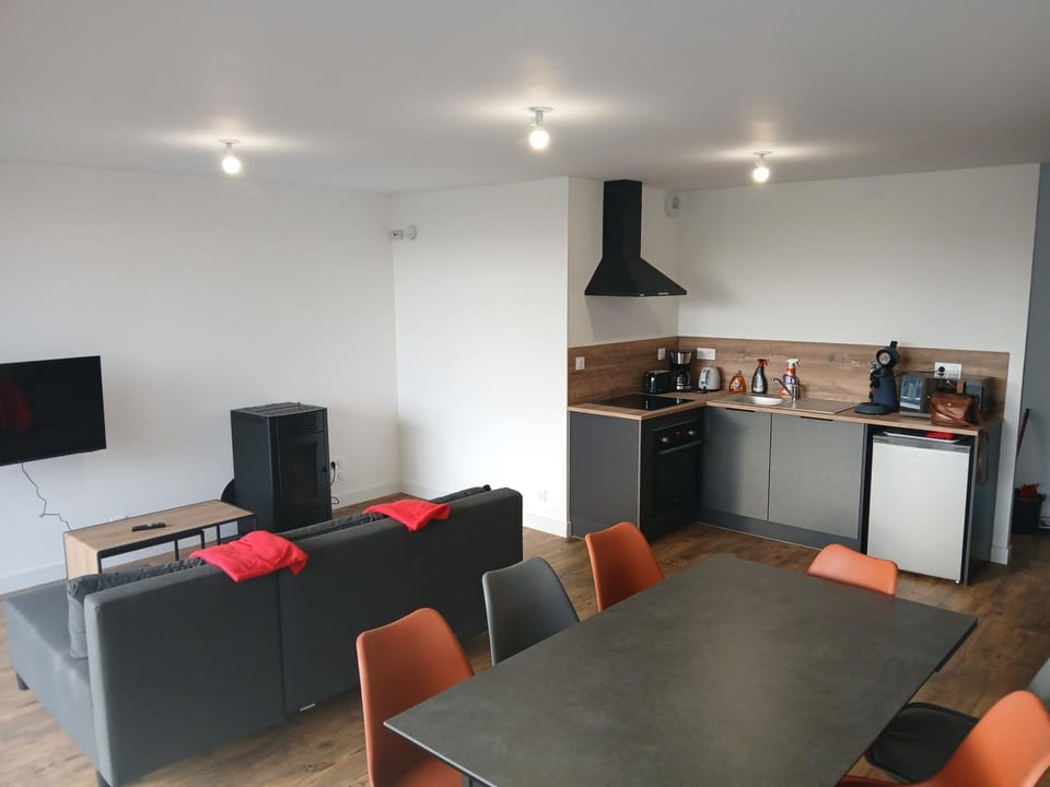 TV and multimedia, Coffee/tea facilities, Kitchen or kitchenette, Living room, Dining area, oven, stove