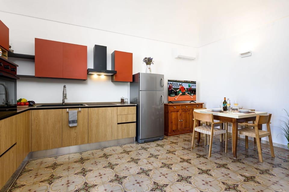 Kitchen or kitchenette, Dining area, oven