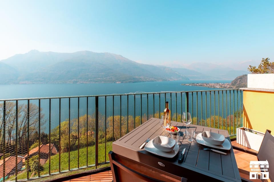 View (from property/room), Balcony/Terrace, Lake view, Mountain view