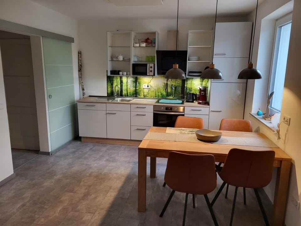 Coffee/tea facilities, Kitchen or kitchenette, Dining area, dishwasher, stove