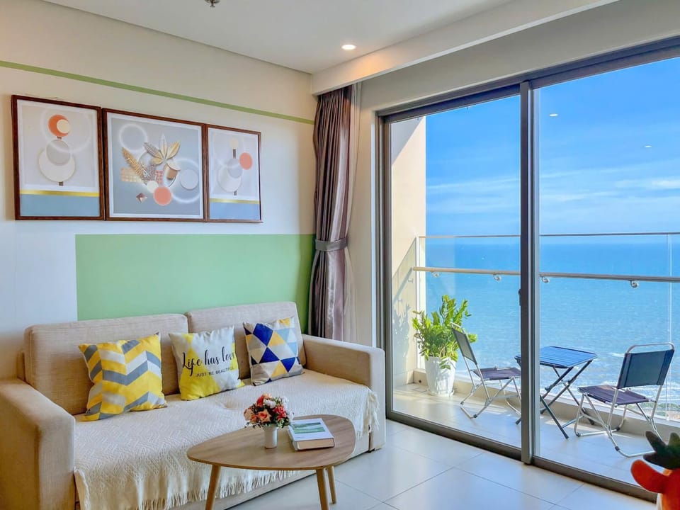 Natural landscape, View (from property/room), Balcony/Terrace, Living room, Seating area, Dining area, Sea view