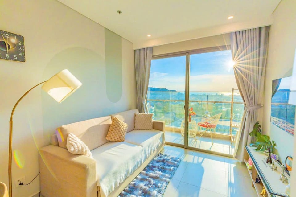 Bed, Natural landscape, TV and multimedia, View (from property/room), Balcony/Terrace, Living room, Photo of the whole room, Seating area, Bedroom, Sea view