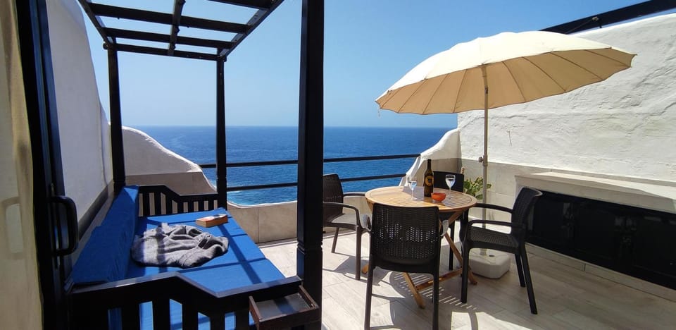 View (from property/room), Balcony/Terrace, Decorative detail, Seating area, Dining area, Sea view, Sunrise, Sunset