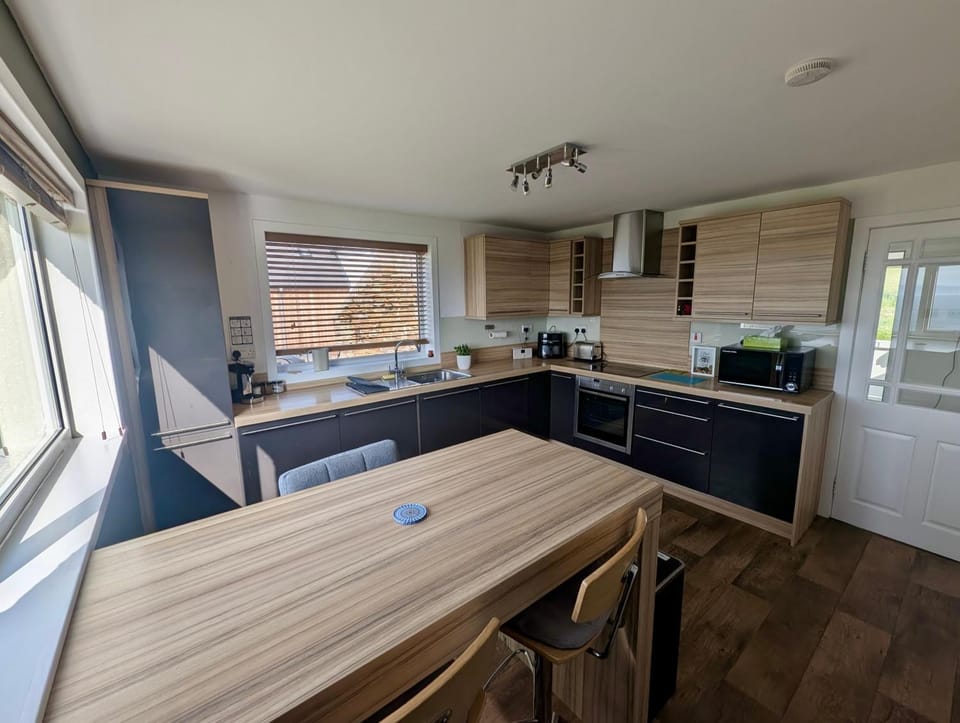 Kitchen or kitchenette, Dining area, dishwasher, oven, stove, toaster, kitchen, kitchen