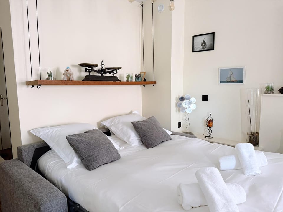 Bed, Bedroom, towels