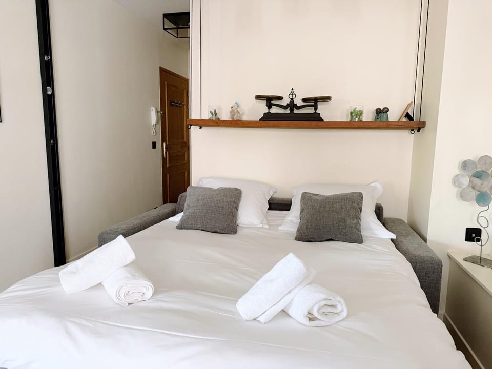 Bed, towels