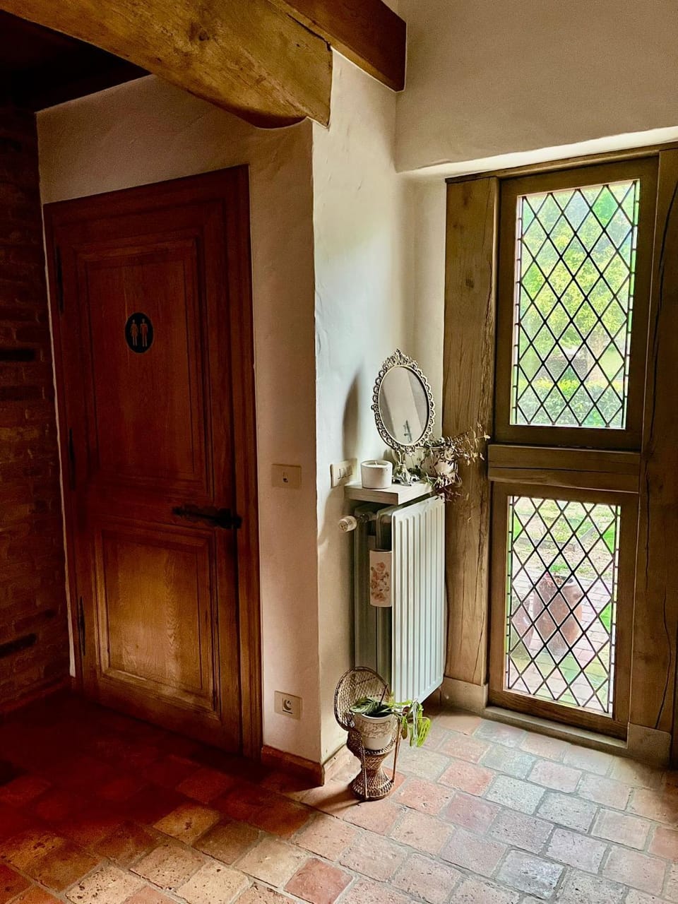 Toilet, Facade/entrance
