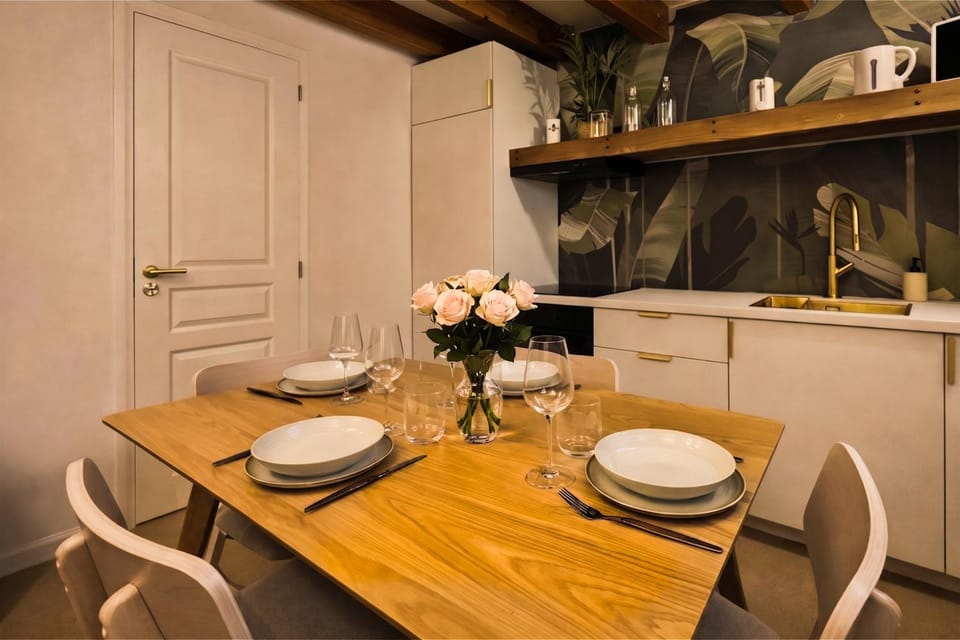 Kitchen or kitchenette, Dining area