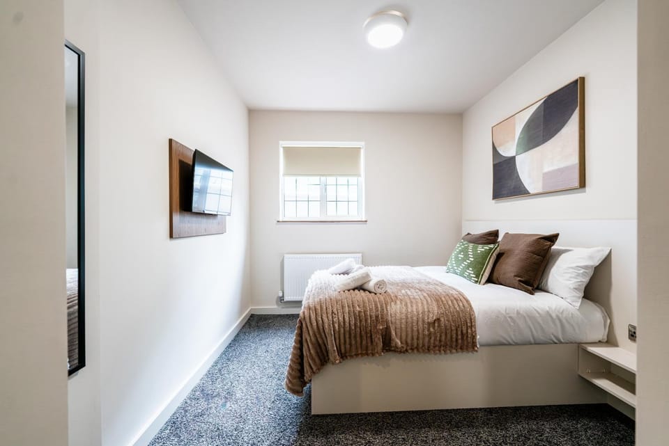 Bed, TV and multimedia, Photo of the whole room, Bedroom