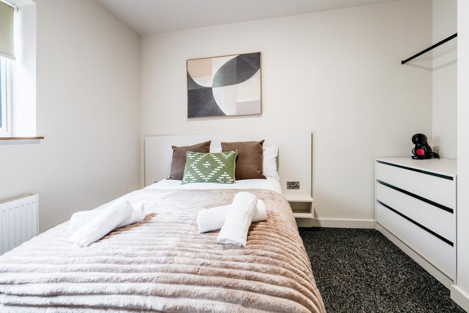 Bed, Bedroom, towels