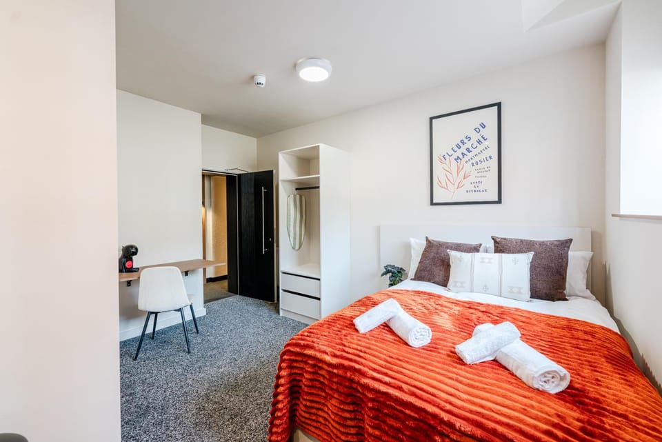 Bed, Photo of the whole room, Bedroom, towels