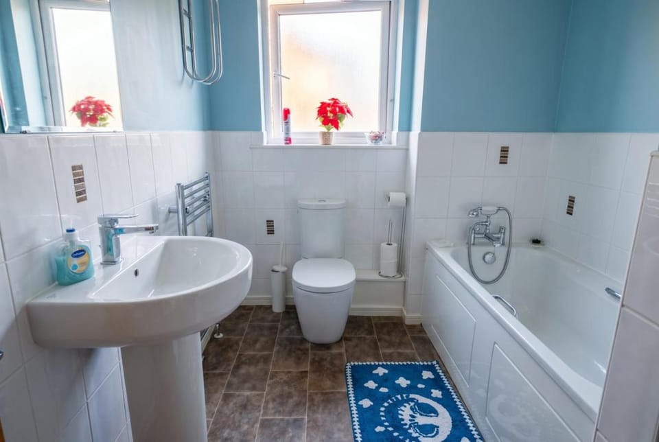 3-Bed Salford Home, Free Parking & Wi-Fi Apartment in Salford