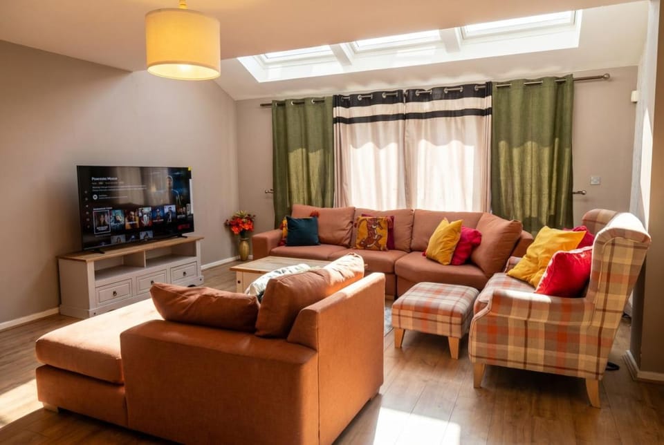 3-Bed Salford Home, Free Parking & Wi-Fi Apartment in Salford