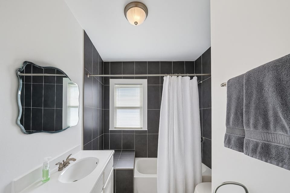 Detroit 4BR Home | Bathtub & Pet Friendly Stay House in Hamtramck