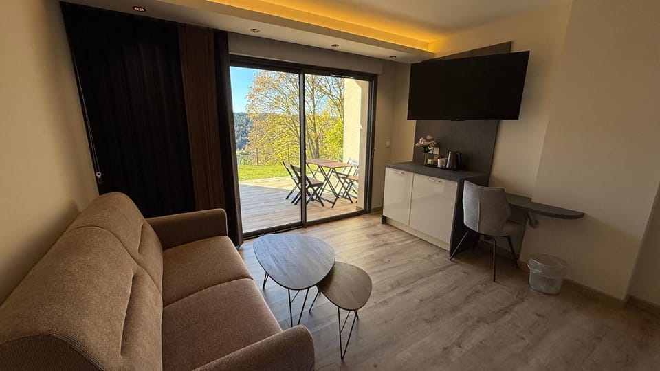 Seating area, minibar