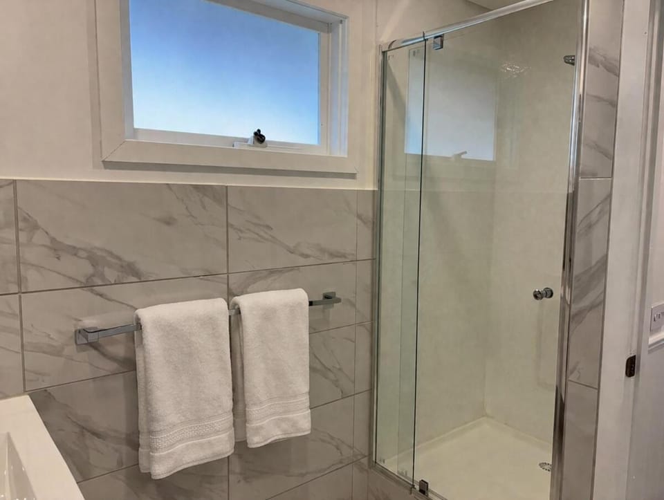 Lakeside Guest Suite Modern & Peaceful Apartment in Goughs Bay