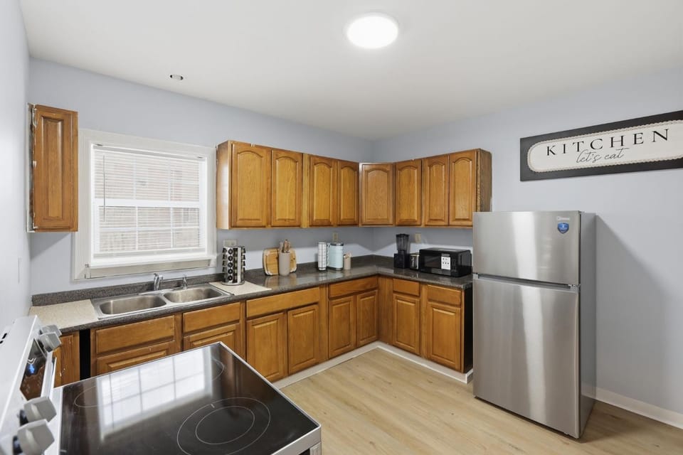 Niagara Adventure Basecamp - Walk to the Falls Duplex Apartment in Niagara Falls
