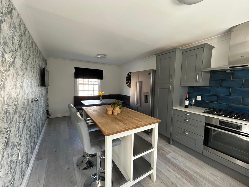 Bedford - Marston Moretaine -Contractors Professionals & Family stays Lovely Large 6BR home - 4 bathrooms- sleeps up to 14 - Private parking - 6mins to Universal site 5mins House in Aylesbury Vale