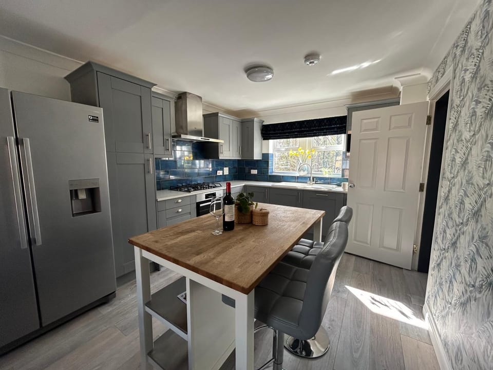 Bedford - Marston Moretaine -Contractors Professionals & Family stays Lovely Large 6BR home - 4 bathrooms- sleeps up to 14 - Private parking - 6mins to Universal site 5mins House in Aylesbury Vale
