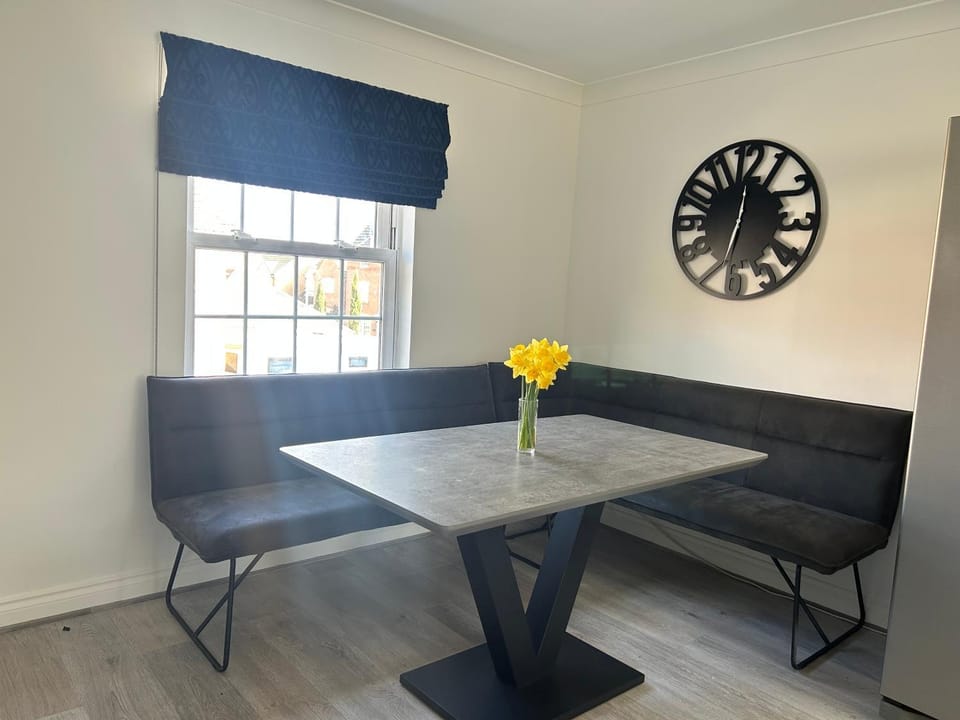 Bedford - Marston Moretaine -Contractors Professionals & Family stays Lovely Large 6BR home - 4 bathrooms- sleeps up to 14 - Private parking - 6mins to Universal site 5mins House in Aylesbury Vale