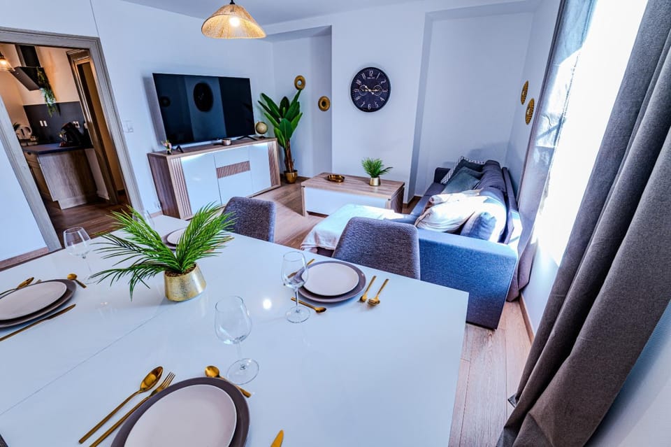 TV and multimedia, Living room, Seating area, Dining area, Evening entertainment