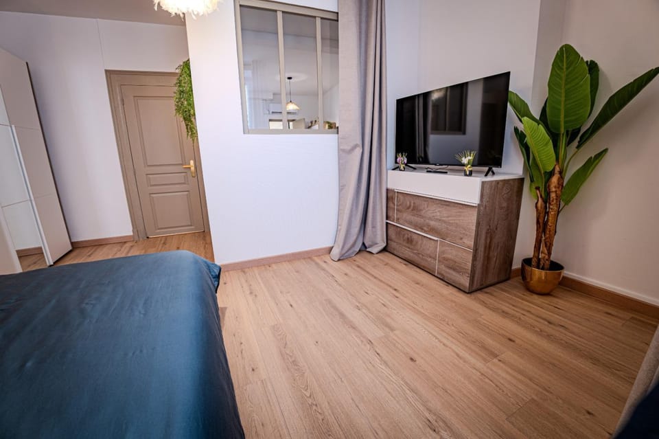 Bed, TV and multimedia, Evening entertainment, Bedroom